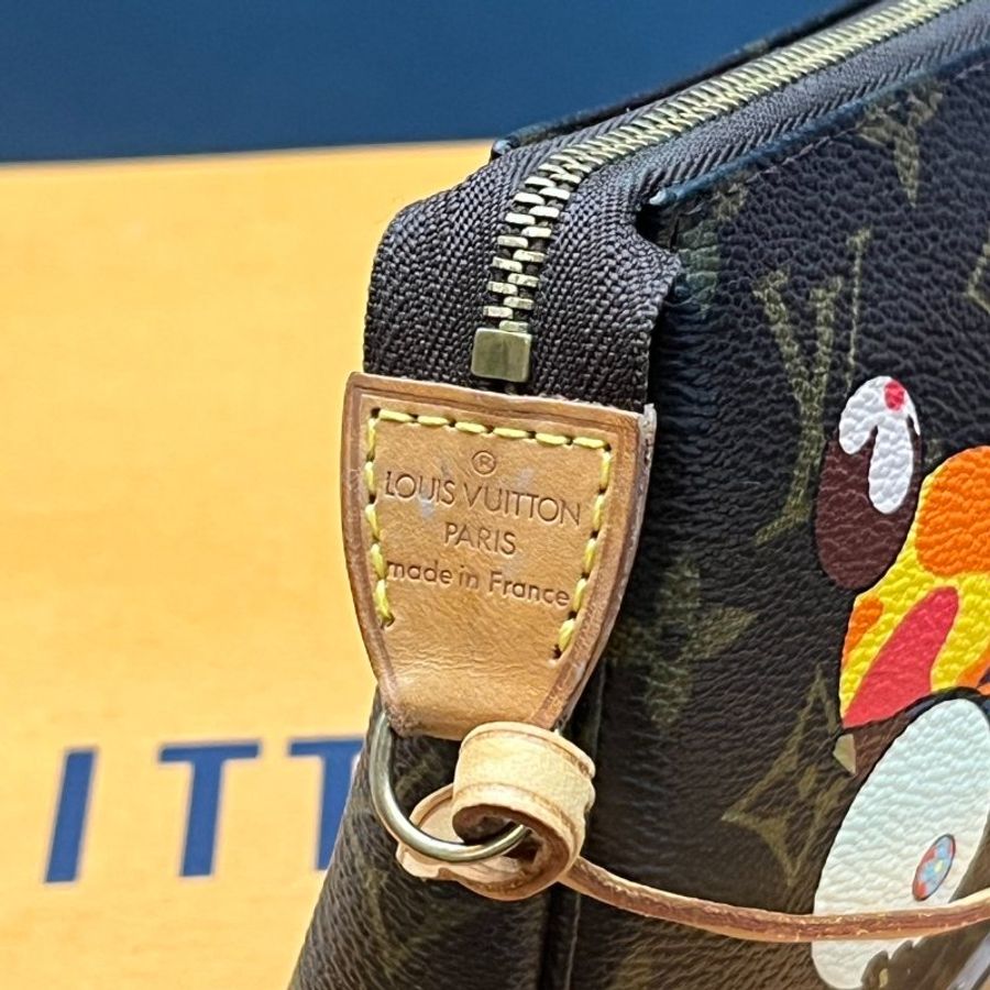 Louis Vuitton LV 老花字紋限量款村上隆熊貓腋下包/手提包/肩背包/化粧包/麻將包-6