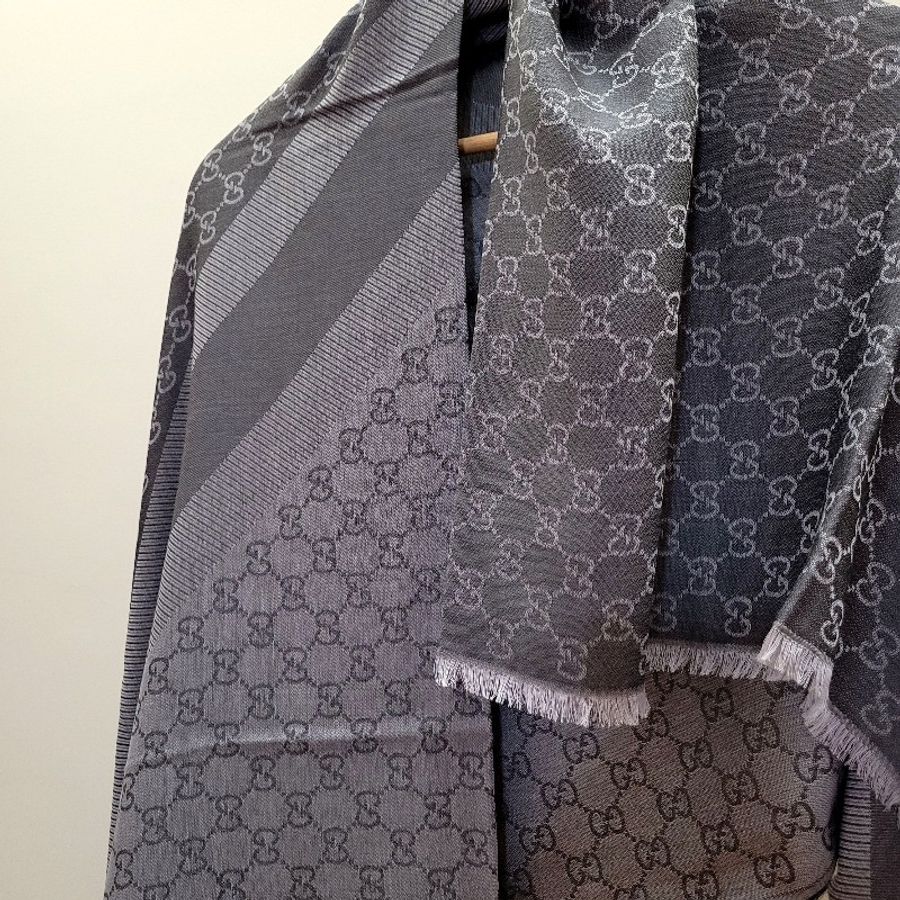 (客訂勿下單)全新/Gucci/雙面緹花方巾/深灰淺灰三角拼接/大圍巾/披肩/吊牌未剪/未使用/購於華泰-1