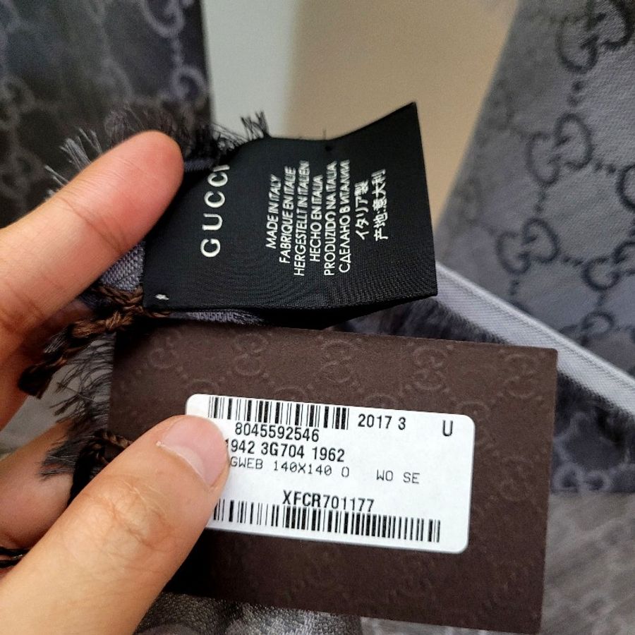(客訂勿下單)全新/Gucci/雙面緹花方巾/深灰淺灰三角拼接/大圍巾/披肩/吊牌未剪/未使用/購於華泰-3