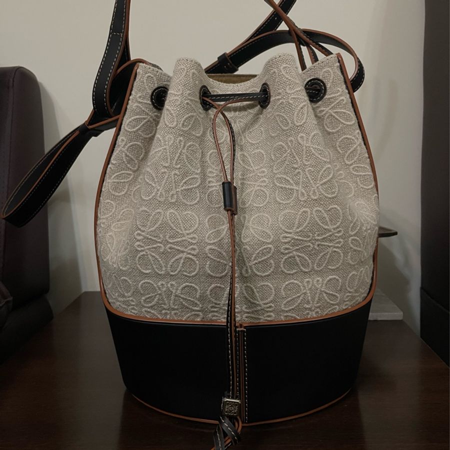 LOEWE 黑背帶拼接原花LOGO織紋亞麻布BALLOON 氣球水桶包 中款-0