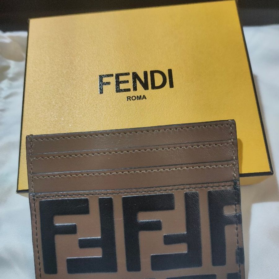 Fendi 芬迪品牌FF LOGO壓紋皮革卡夾-1