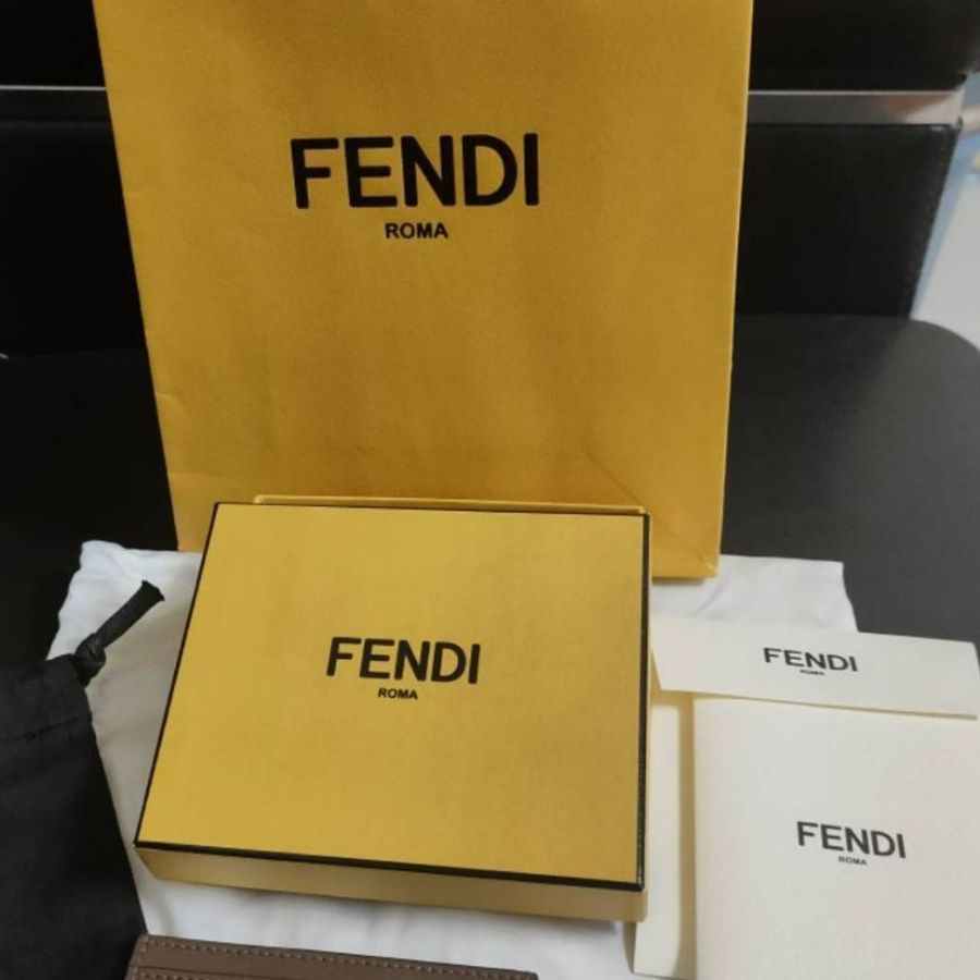 Fendi 芬迪品牌FF LOGO壓紋皮革卡夾-4