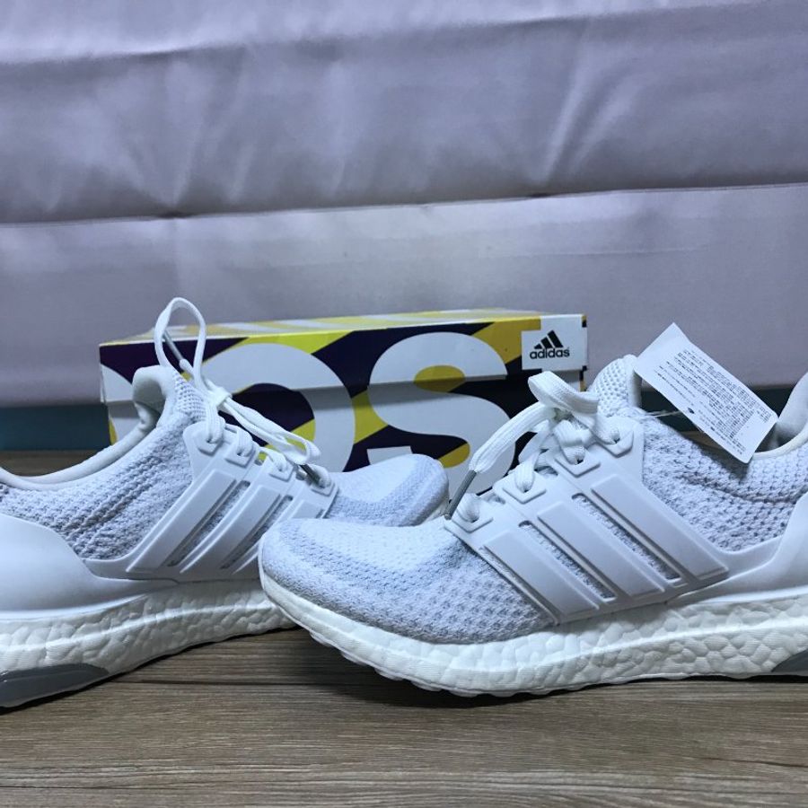 全新 Adidas Ultraboost 白色運動鞋-1