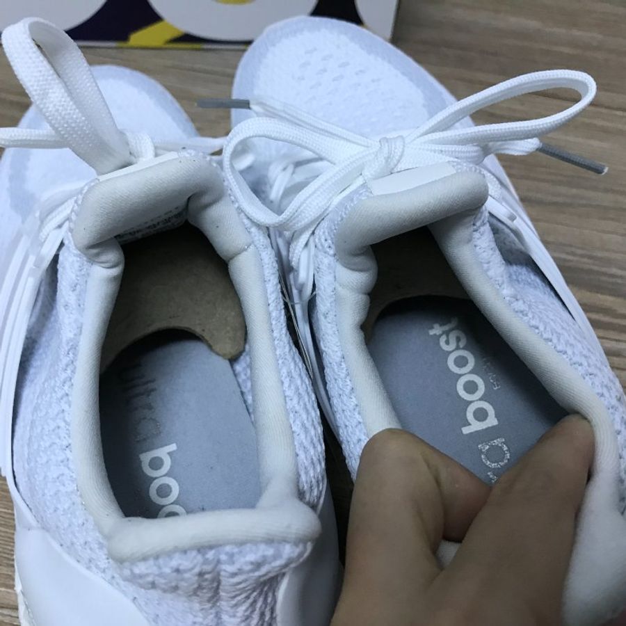 全新 Adidas Ultraboost 白色運動鞋-2