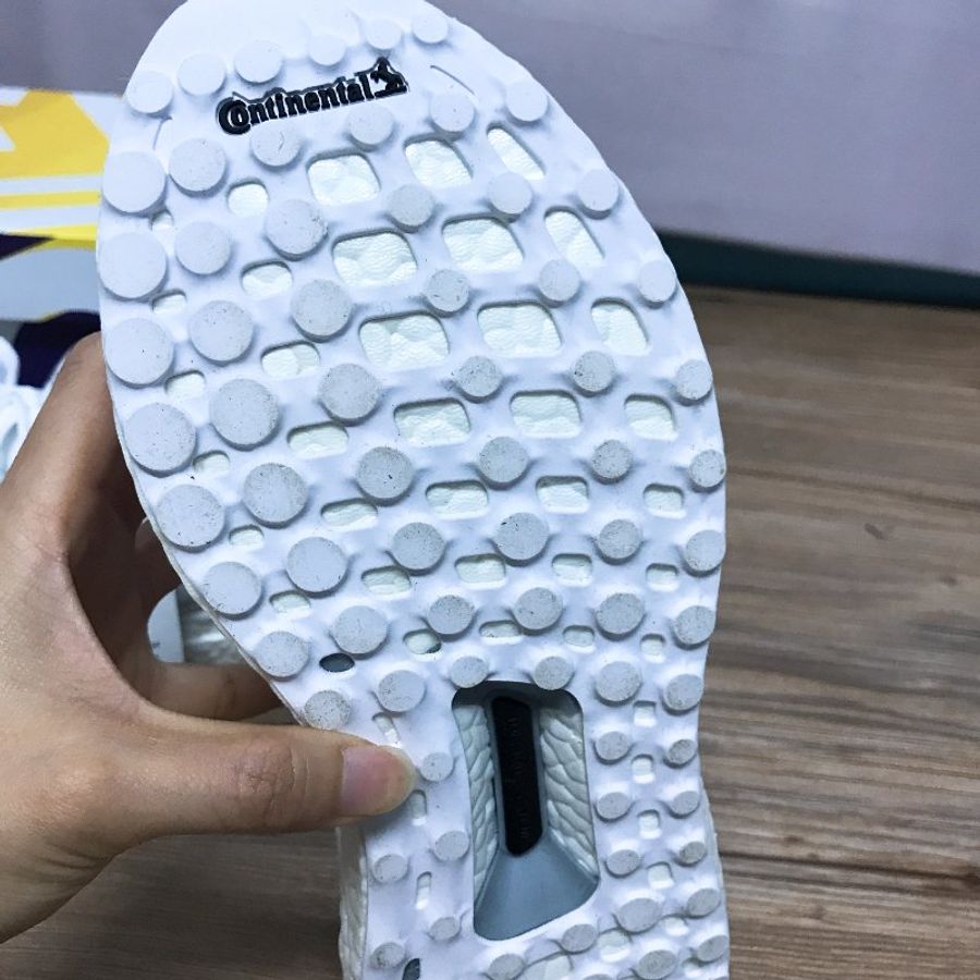 全新 Adidas Ultraboost 白色運動鞋-4
