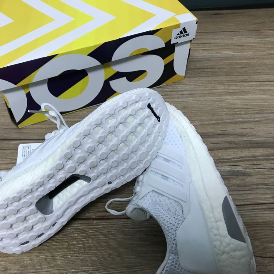 全新 Adidas Ultraboost 白色運動鞋-5