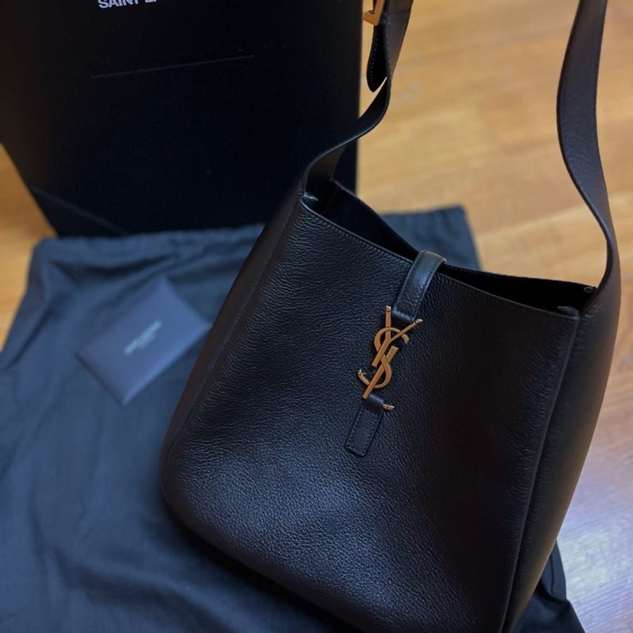 大降價!YSL LE 5 À 7皮革小型Hobo腋下水桶包rose私服穿搭 IG爆紅款-0