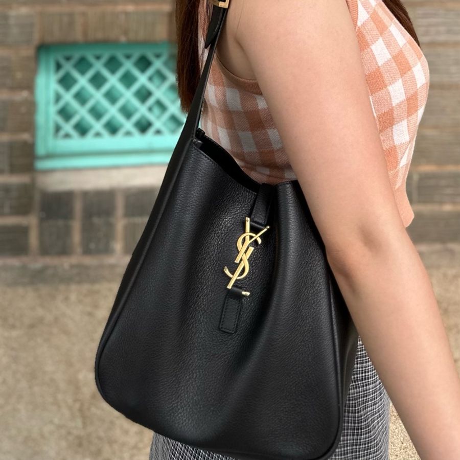 大降價!YSL LE 5 À 7皮革小型Hobo腋下水桶包rose私服穿搭 IG爆紅款-1