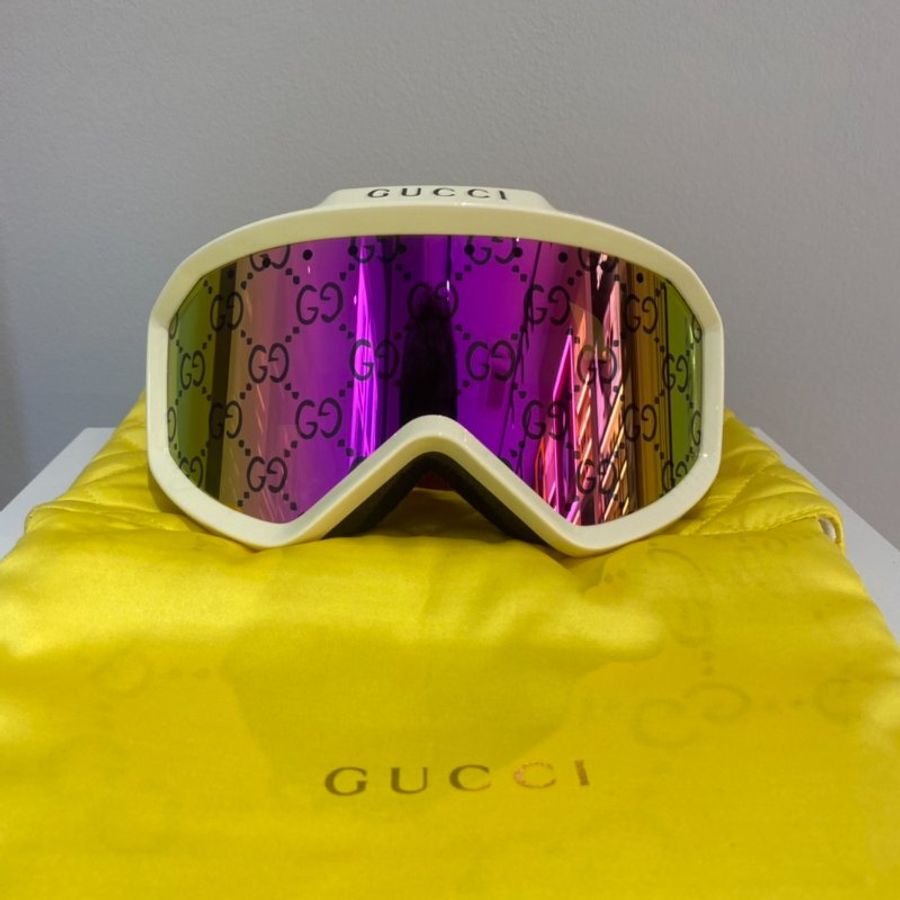 GUCCI 22年限量版主打款 粉桃色滿版logo 蔡司雙層防護鏡面白框造型雪鏡-4