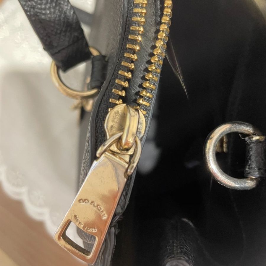 COACH 防刮皮革 手提斜背兩用包 黑色金扣百搭款-3