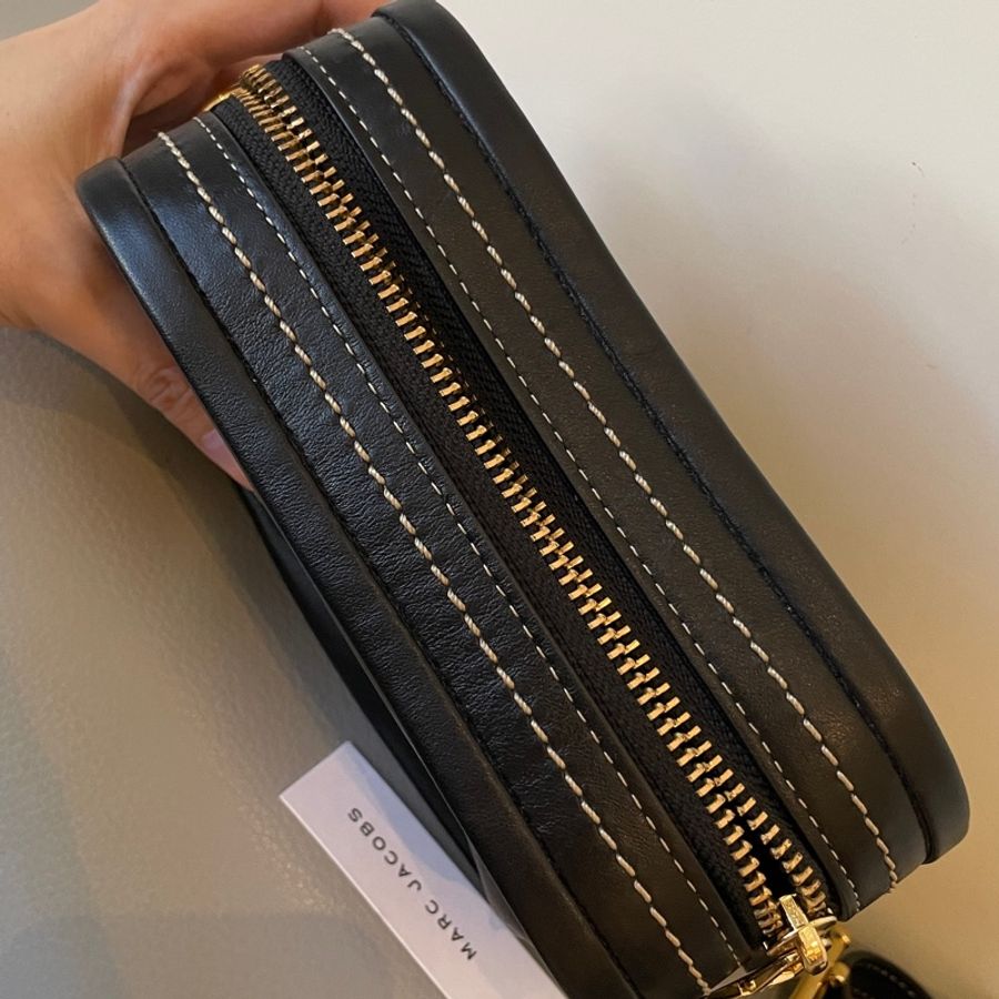 Marc Jacobs 小牛皮斜跨包/相機包 Calfskin Mini Squeeze Crossbody Bag Black-1