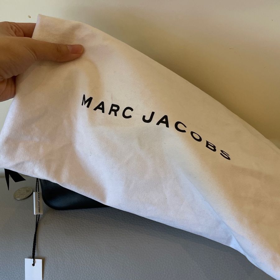Marc Jacobs 小牛皮斜跨包/相機包 Calfskin Mini Squeeze Crossbody Bag Black-6