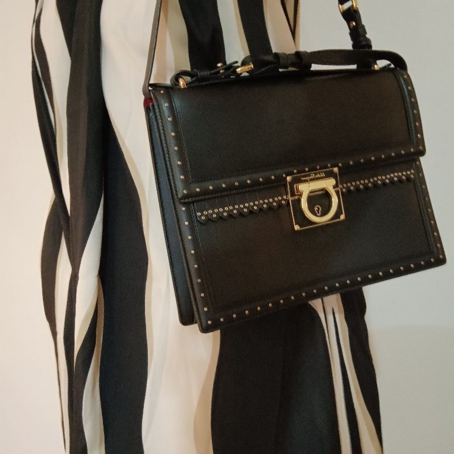 Salvatore Ferragamo 黑色馬蹄釦小牛皮手提肩揹包-9
