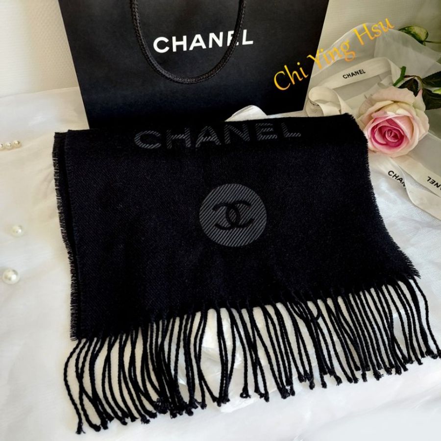 CHANEL 香奈兒 🎀(近新品)🎀新款*雙C ~現品~黑色 羊絨圍巾~(僅拍照)-6