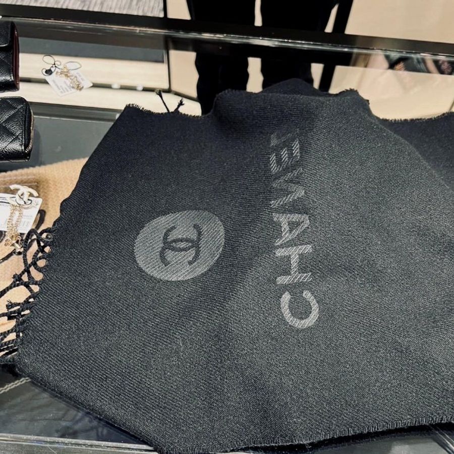 CHANEL 香奈兒 🎀(近新品)🎀新款*雙C ~現品~黑色 羊絨圍巾~(僅拍照)-0