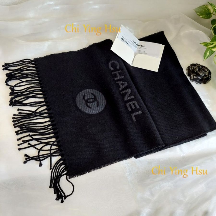 CHANEL 香奈兒 🎀(近新品)🎀新款*雙C ~現品~黑色 羊絨圍巾~(僅拍照)-16