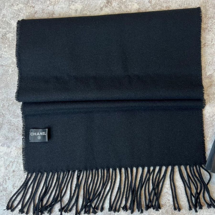 CHANEL 香奈兒 🎀(近新品)🎀新款*雙C ~現品~黑色 羊絨圍巾~(僅拍照)-17