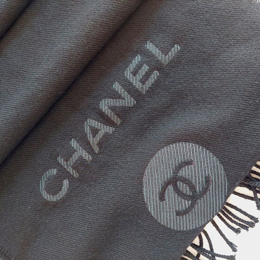 CHANEL 香奈兒 🎀(近新品)🎀新款*雙C ~現品~黑色 羊絨圍巾~(僅拍照)-2