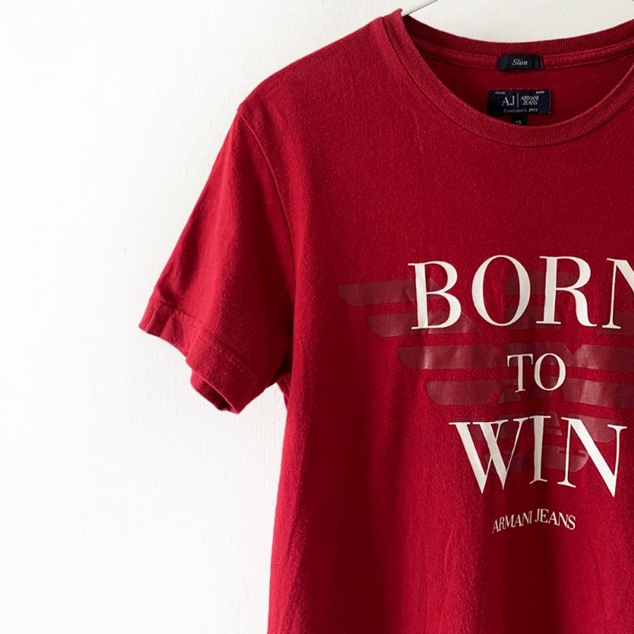 ARMANI JEANS 個性紅色圓領短袖T-Shirt 白色英文字 LOGO圖案 100%純棉 設計短T【壽司羊羊】二手衣-2