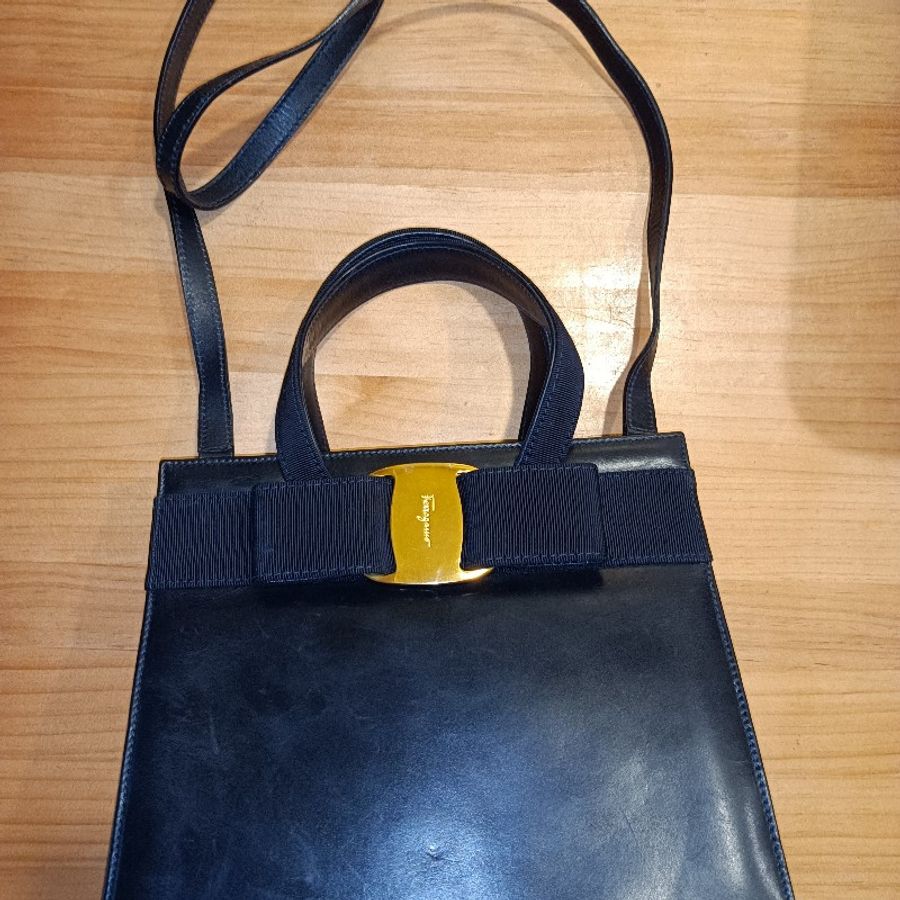Salvatore Ferragamo 深藍蝴蝶結包。-0