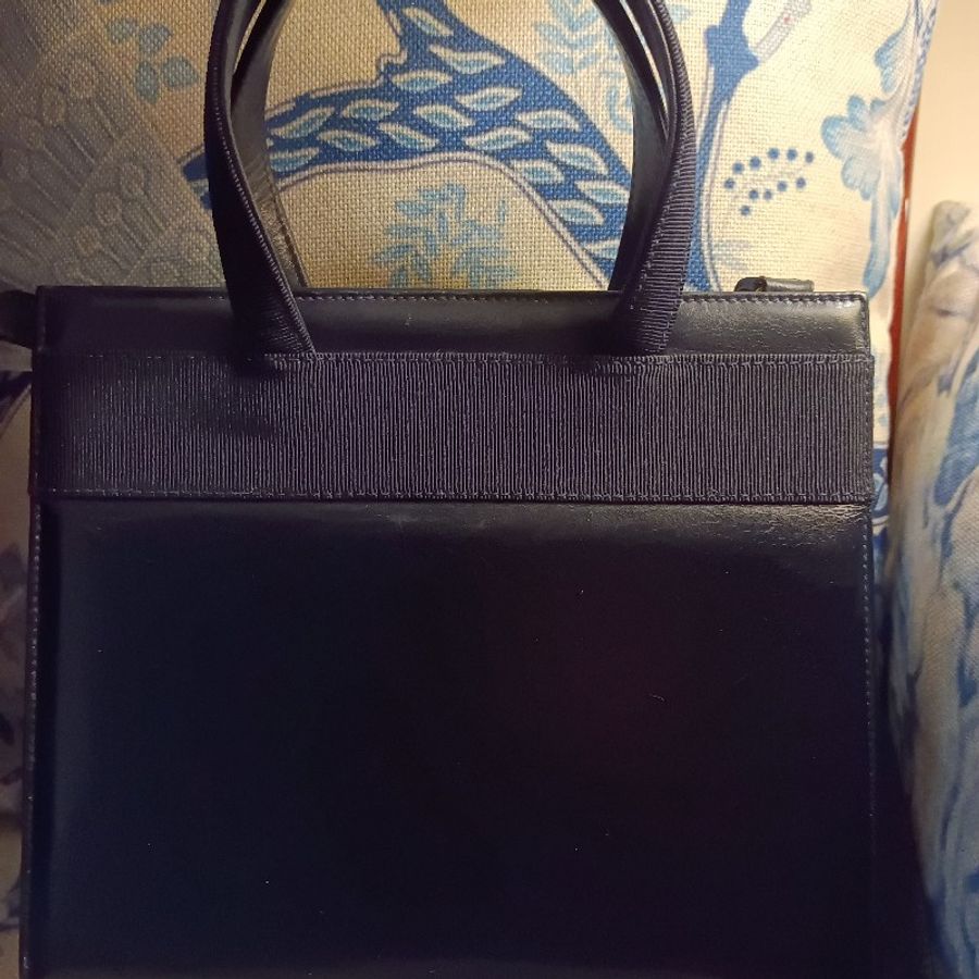 Salvatore Ferragamo 深藍蝴蝶結包。-1