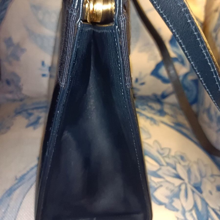 Salvatore Ferragamo 深藍蝴蝶結包。-3