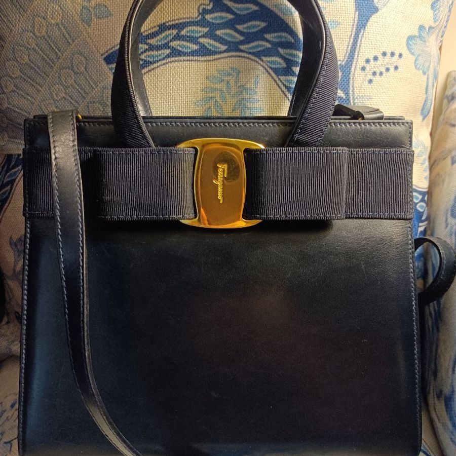 Salvatore Ferragamo 深藍蝴蝶結包。-7