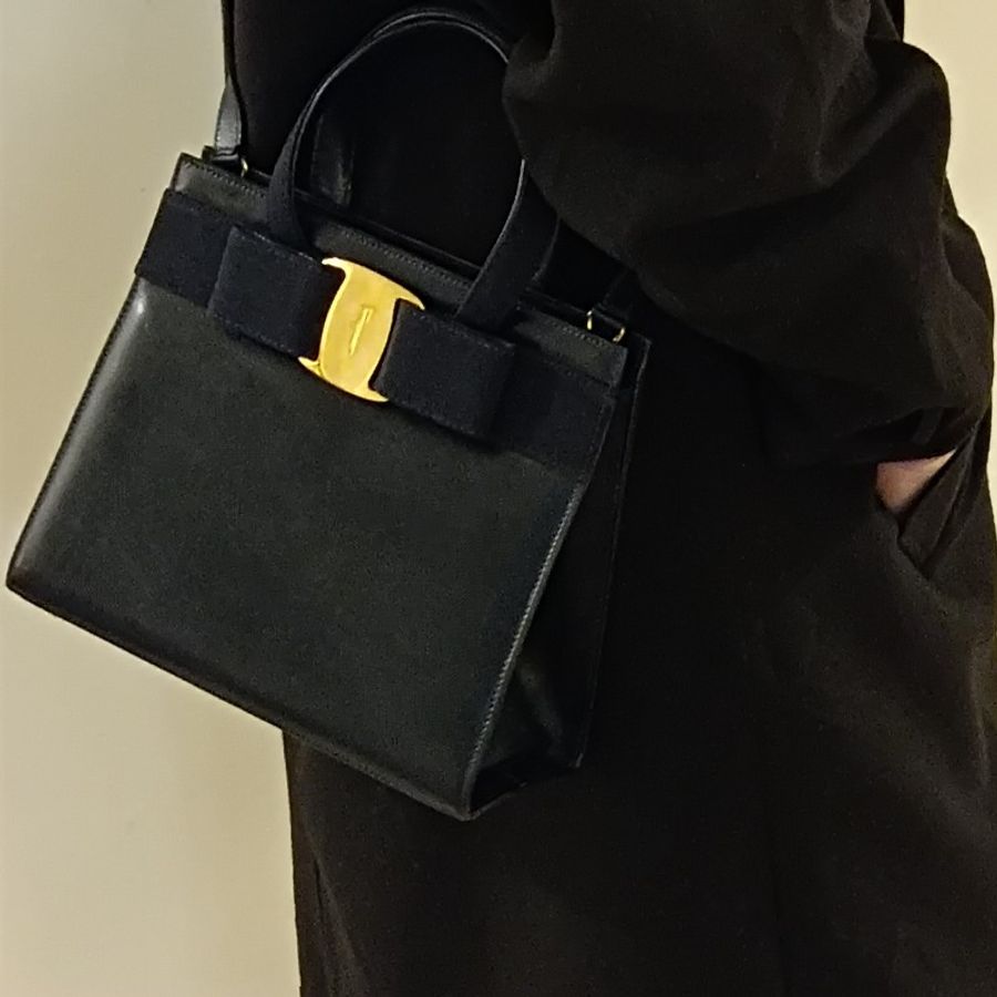 Salvatore Ferragamo 深藍蝴蝶結包。-8