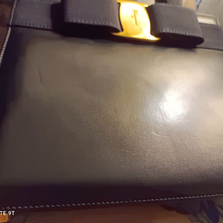 Salvatore Ferragamo 深藍蝴蝶結包。-9