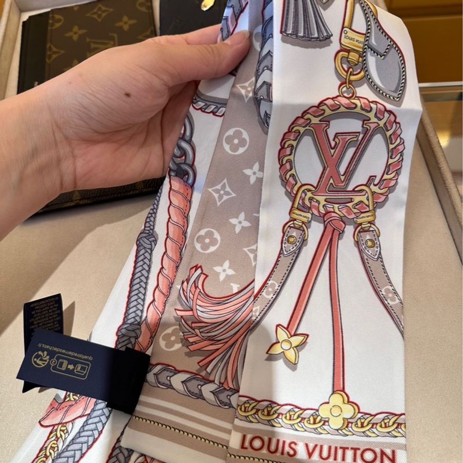 全新全配正品✨Louis Vuitton 長絲巾Mix and Straps 老花鎖鏈印花粉灰絕美配色LVtwilly-5