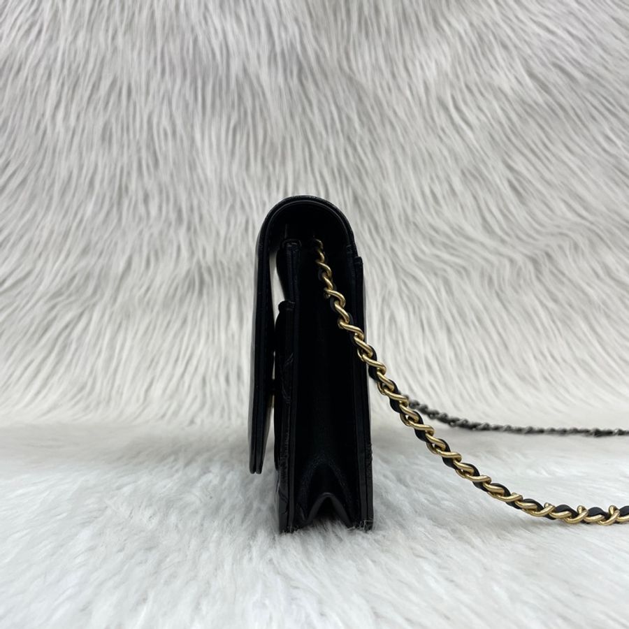 限量Chanel亮面黑牛皮縫線logo金銀鏈WOC 斜背包-1