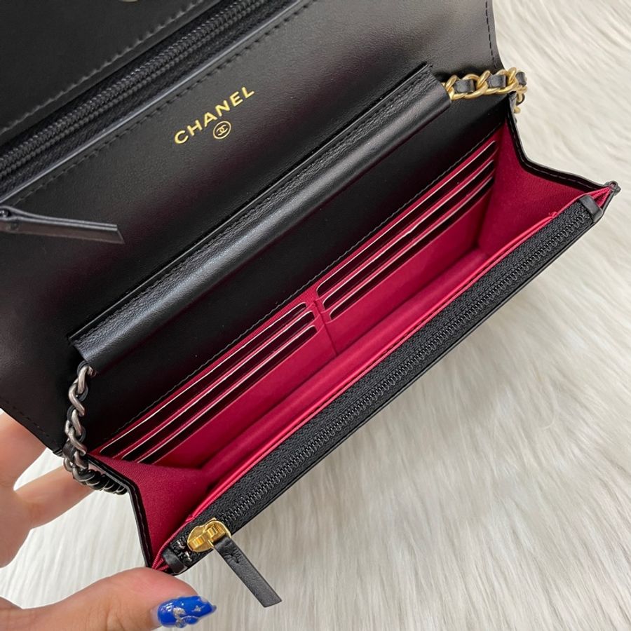 限量Chanel亮面黑牛皮縫線logo金銀鏈WOC 斜背包-8