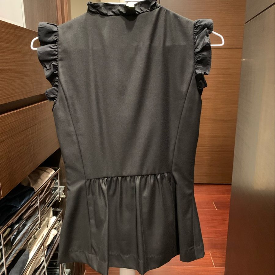 Ted Baker 無袖荷葉滾邊黑色上衣-1