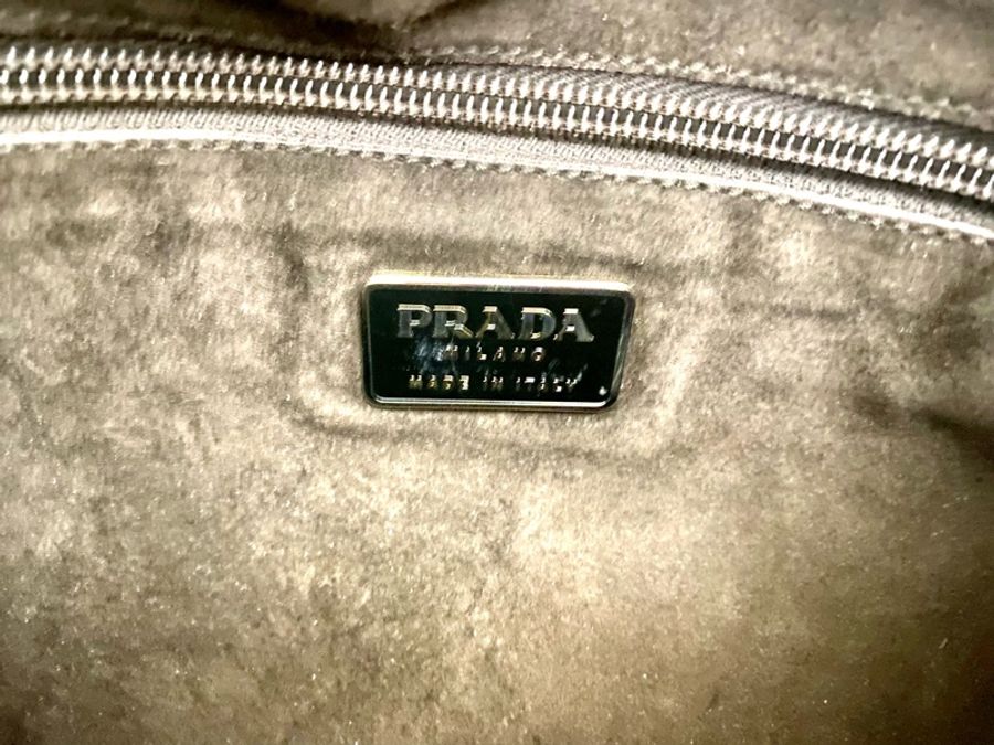 Prada 小羊皮橄欖黃釘釦幾乎全新肩背包-6