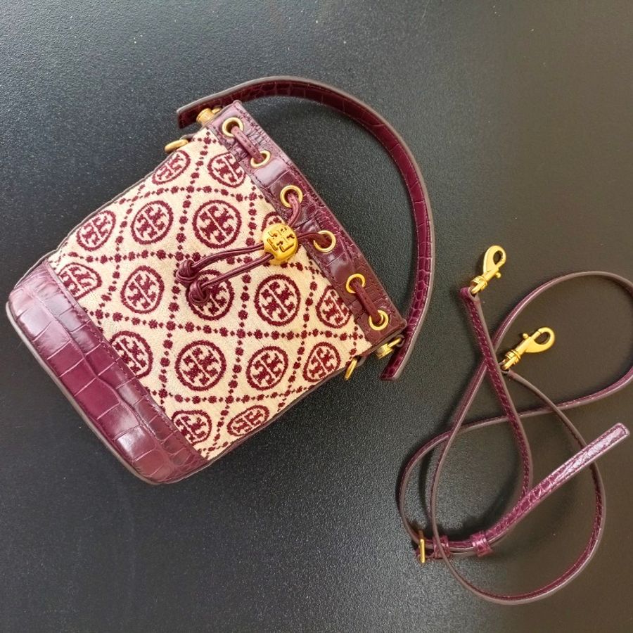 TORY BURCH 專櫃款 T MONOGRAM鱷魚紋皮革拼LOGO織布手提/斜背水桶包-酒紅/迷你-0