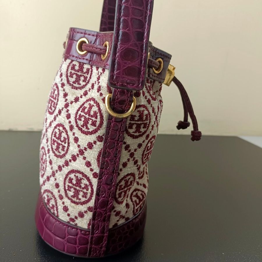 TORY BURCH 專櫃款 T MONOGRAM鱷魚紋皮革拼LOGO織布手提/斜背水桶包-酒紅/迷你-1
