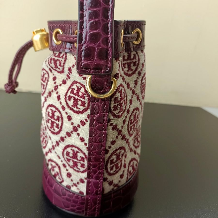 TORY BURCH 專櫃款 T MONOGRAM鱷魚紋皮革拼LOGO織布手提/斜背水桶包-酒紅/迷你-2