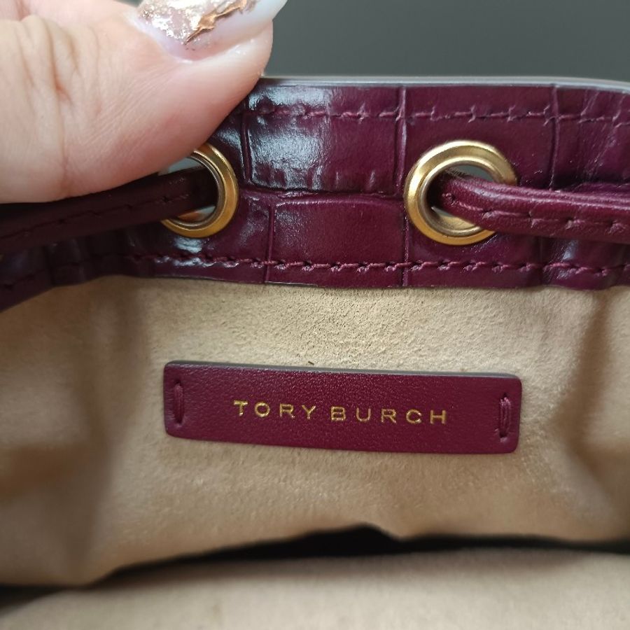 TORY BURCH 專櫃款 T MONOGRAM鱷魚紋皮革拼LOGO織布手提/斜背水桶包-酒紅/迷你-5