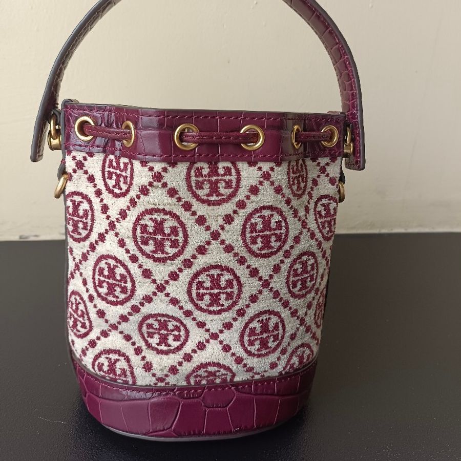 TORY BURCH 專櫃款 T MONOGRAM鱷魚紋皮革拼LOGO織布手提/斜背水桶包-酒紅/迷你-6