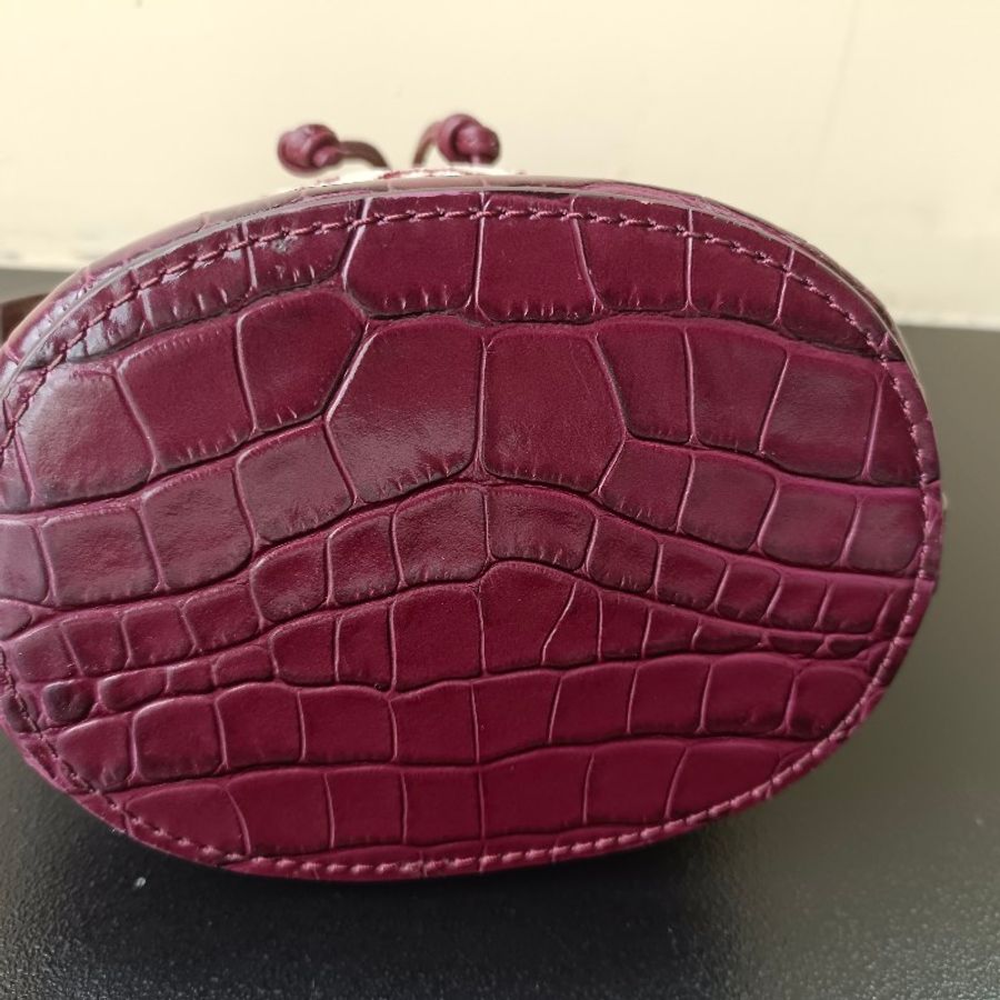 TORY BURCH 專櫃款 T MONOGRAM鱷魚紋皮革拼LOGO織布手提/斜背水桶包-酒紅/迷你-7