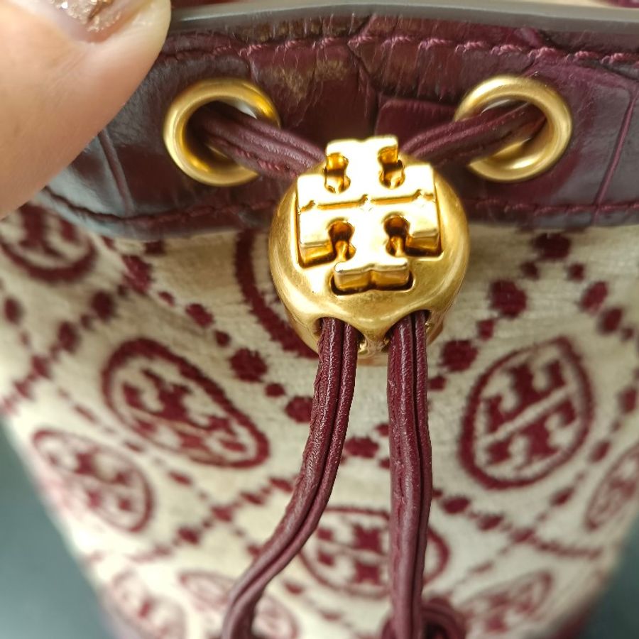 TORY BURCH 專櫃款 T MONOGRAM鱷魚紋皮革拼LOGO織布手提/斜背水桶包-酒紅/迷你-8