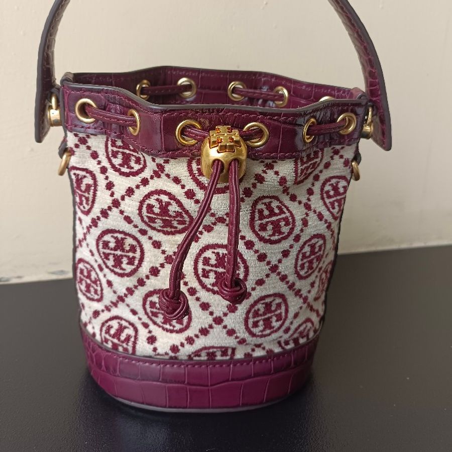 TORY BURCH 專櫃款 T MONOGRAM鱷魚紋皮革拼LOGO織布手提/斜背水桶包-酒紅/迷你-9