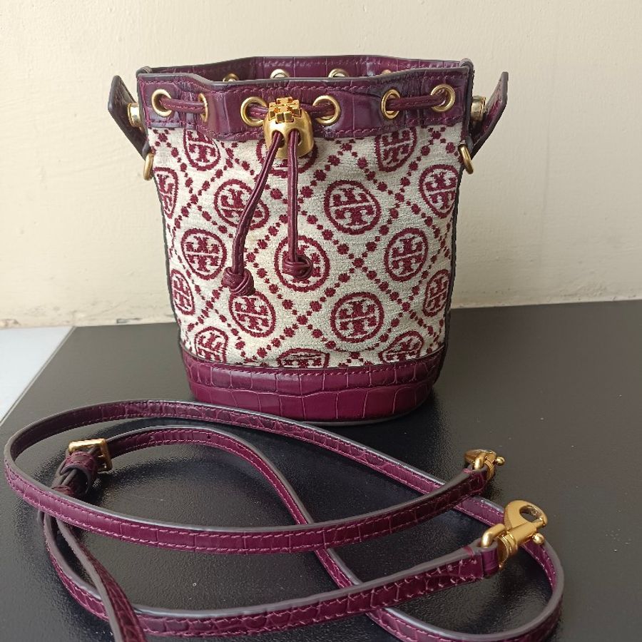 TORY BURCH 專櫃款 T MONOGRAM鱷魚紋皮革拼LOGO織布手提/斜背水桶包-酒紅/迷你-10