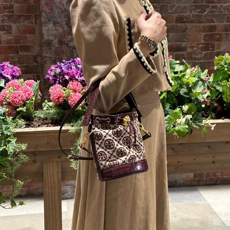 TORY BURCH 專櫃款 T MONOGRAM鱷魚紋皮革拼LOGO織布手提/斜背水桶包-酒紅/迷你-12