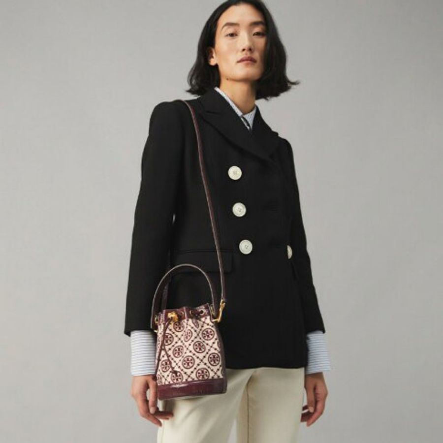 TORY BURCH 專櫃款 T MONOGRAM鱷魚紋皮革拼LOGO織布手提/斜背水桶包-酒紅/迷你-14