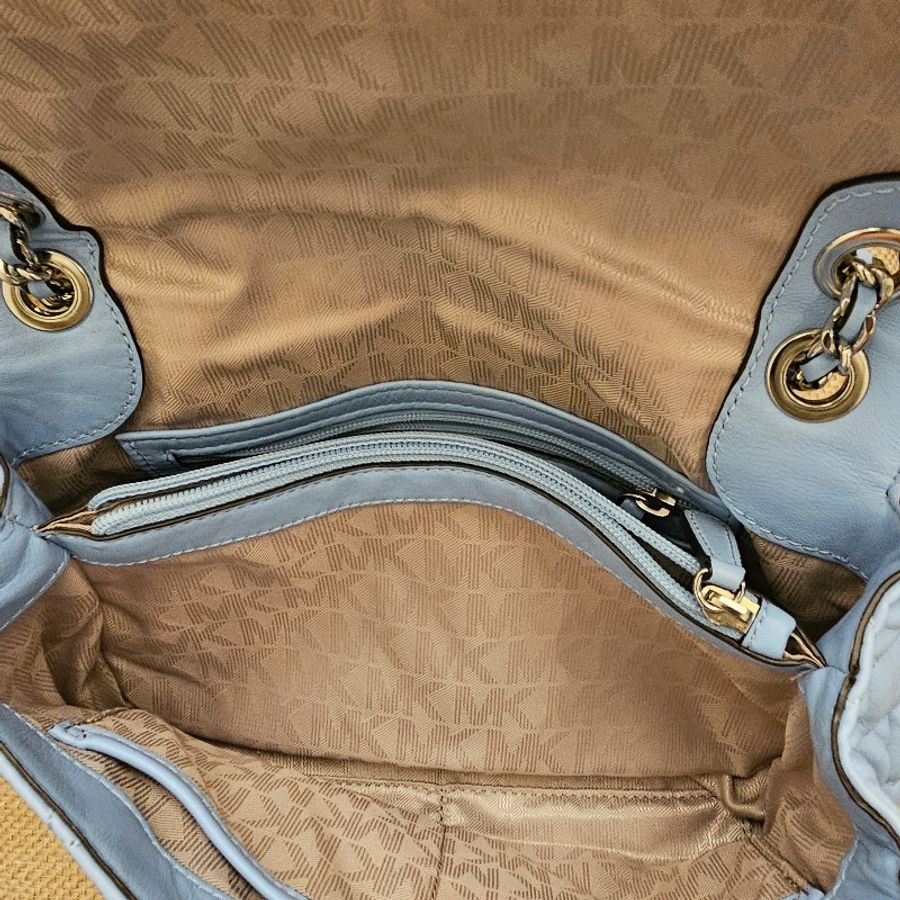MICHAEL KORS SLOAN菱格紋小羊皮壓扣銀鍊帶肩背/斜背包(大/寶寶藍) 2024流行色調-11