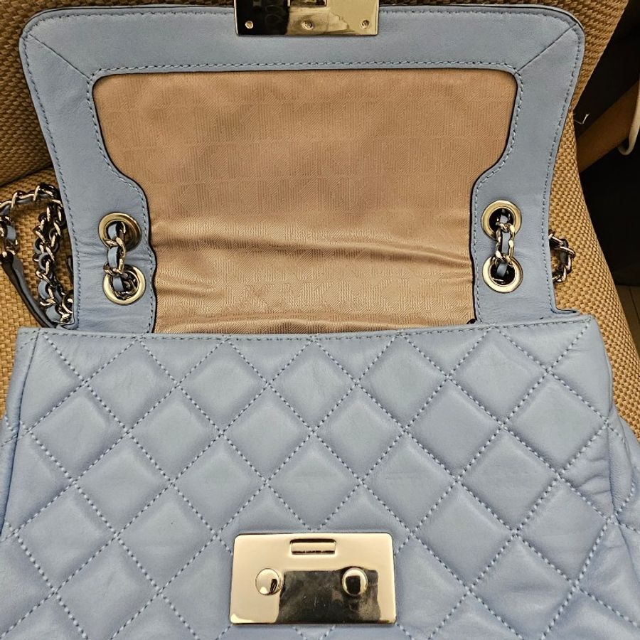 MICHAEL KORS SLOAN菱格紋小羊皮壓扣銀鍊帶肩背/斜背包(大/寶寶藍) 2024流行色調-15