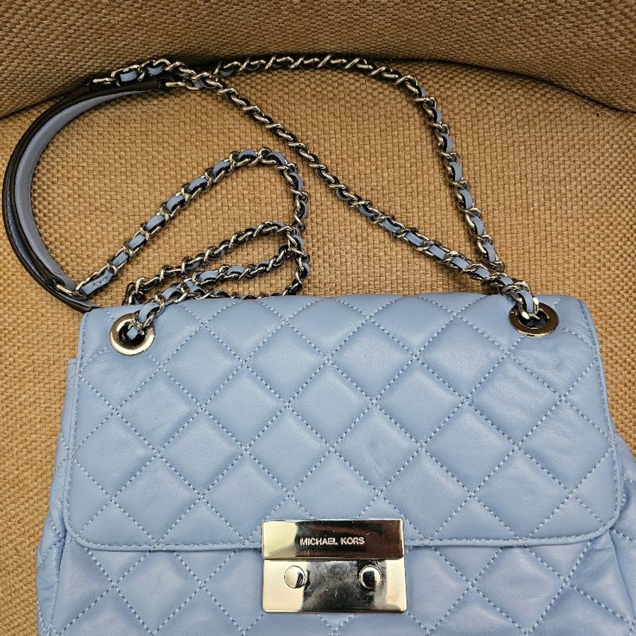 MICHAEL KORS SLOAN菱格紋小羊皮壓扣銀鍊帶肩背/斜背包(大/寶寶藍) 2024流行色調-18