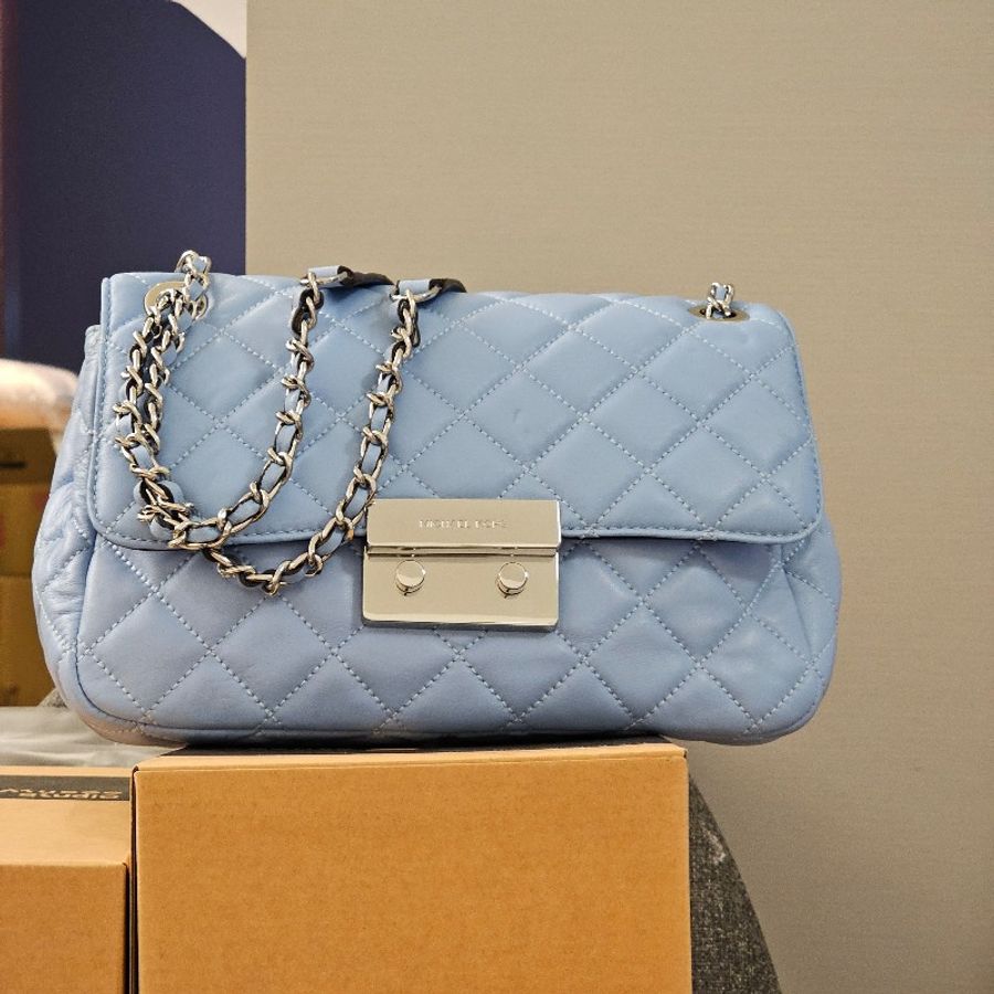 MICHAEL KORS SLOAN菱格紋小羊皮壓扣銀鍊帶肩背/斜背包(大/寶寶藍) 2024流行色調-0