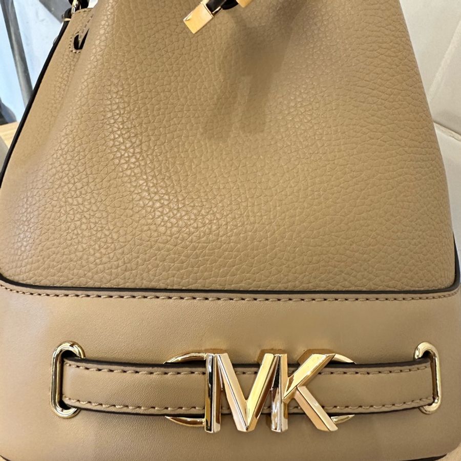 MK 新款 金屬MK LOGO鉚釘滾邊手提水桶包兩用包(奶茶色)-4